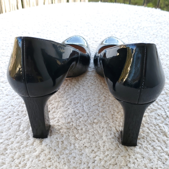 Stuart Weitzman Clasic Black Patent Pumps - Picture 5 of 9